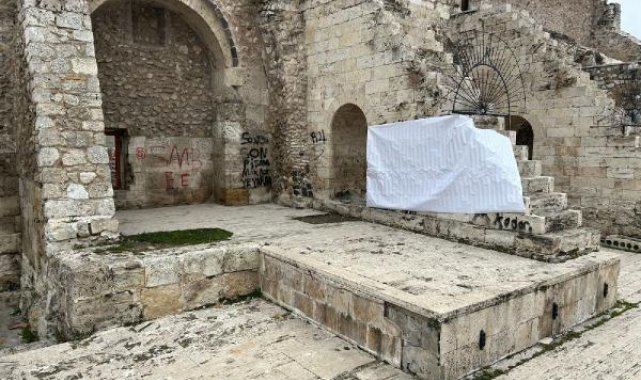 Tarihi medresedeki sprey boyalı yazılar, branda ile kapatıldı