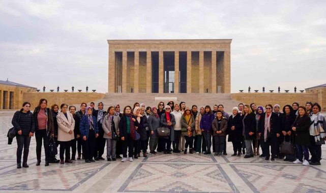 Tarsuslu kadınlar, Kadın Hakları Günü'nde Anıtkabir'i ziyaret etti