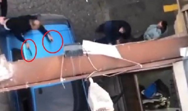Tartıştığı kardeşine satır ve bıçakla saldırdı; o anlar kamerada