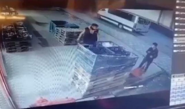 Tartıştığı kişiyi satırla yaralayan çocuk yakalandı; olay kamerada