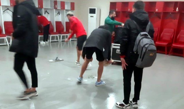 Tokat Belediye Plevnespor futbolcuları, maçın ardından soyunma odasını temizledi
