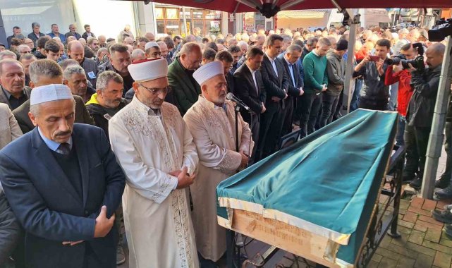 Trabzon'un Beşikdüzü ilçesinde dalgalara kapılan lise öğrencilerinden Emir Berke Aşık Vakfıkebir ilçesinde toprağa verildi