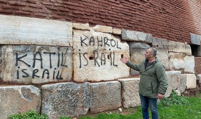 Trajikomik protesto...2 bin yıllık surlara İsrail'in zulmünü kazıdılar