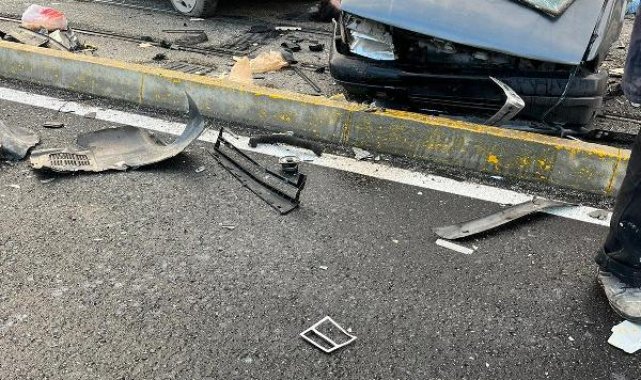 Tramvay yolundaki direğe çarpan otomobil ikiye bölündü: 1 ölü, 3 yaralı