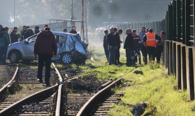 Tren, hemzemin geçitte otomobile çarptı; 1'i çocuk 3 yaralı