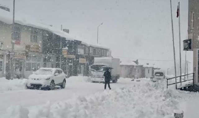 Tunceli'de kar kalınlığı 35 santimetreye ulaştı; 96 köy yolu kapalı