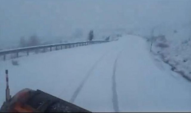 Tunceli'de kar yağışı; ekipler kapanan yolları açıyor