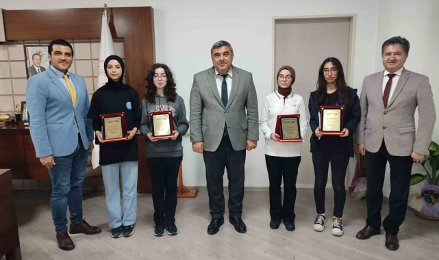 Türkiye Münazara Yarışmasında Türkiye 3'ncüsü oldular