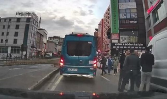 Ümraniye'de hatalı park tartışması; tekme atıp bıçakla üzerine yürüdü