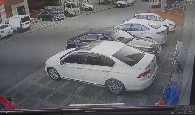 Ümraniye'de park halindeki otomobilden hırsızlık güvenlik kamerasına yansıdı