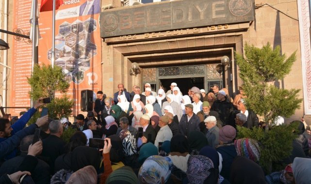 Umre yolcuları dualarla uğurlandı