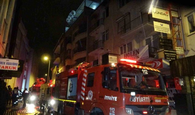Uşak'ta 3 katlı binada çıkan yangın korkuttu