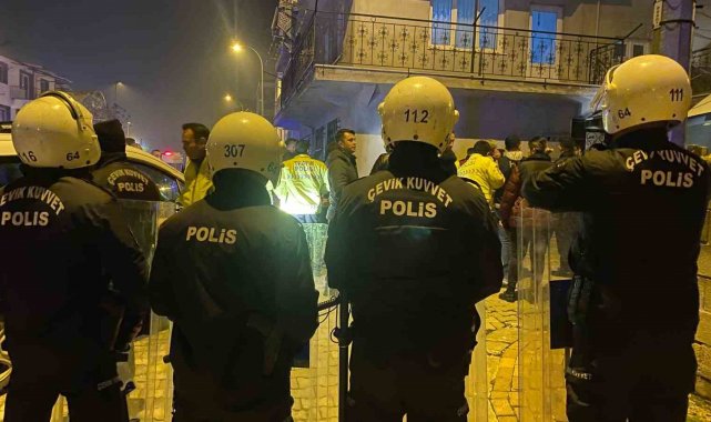 Uşak'ta "dur" ihtarına uymayan şüpheliler polis aracını yumrukladı