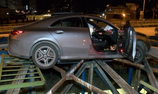 Üsküdar'da alkollü sürücünün kullandığı otomobil köprü arasında askıda kaldı