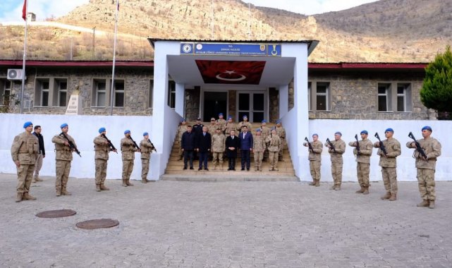 Vali Atay, askeri üslerde Mehmetçik ile bir araya geldi