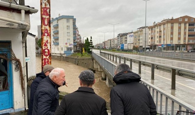 Vali İlhami Aktaş, taşkın olan yerlerde incelemelerde bulundu