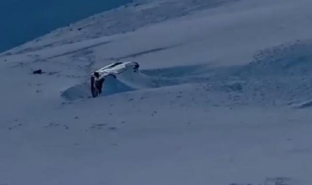 Van- Bahçesaray karayolunda terk edilen 2 araç, çığ altında kaldı