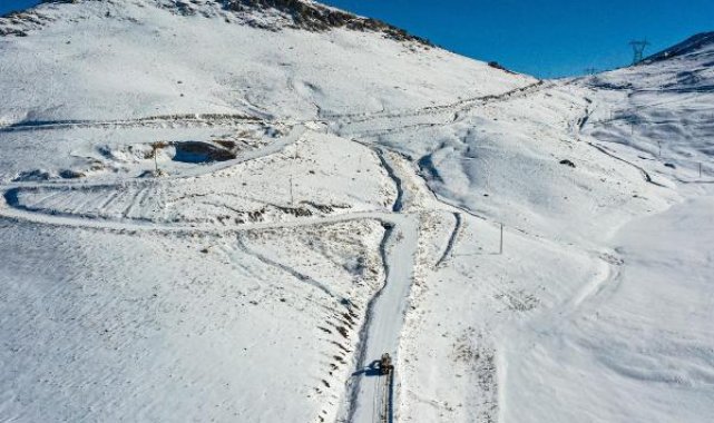 Van'da kardan kapanan 134 yerleşim yerinin yolu açıldı