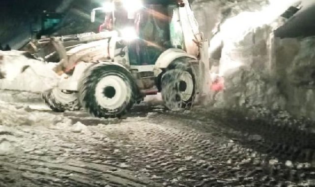 Van'da karla mücadele çalışmalarında iş makinesinin üzerine çığ düştü