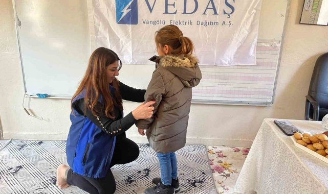 VEDAŞ'tan öğrencileri kışlık hediye