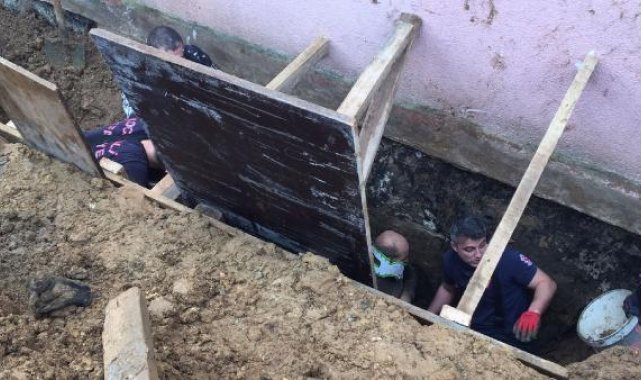Villada toprak altında kalan işçi, 2 saatte kurtarıldı