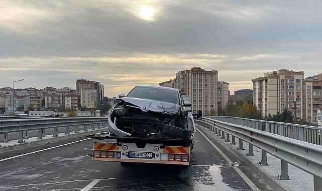 Viyadükte kontrolden çıkan otomobil refüje çarptı