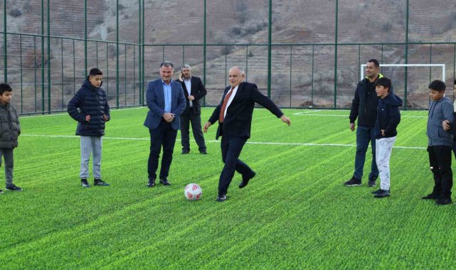 Yahyalı'da halı saha yapımları devam ediyor