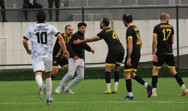Yalova'da amatör maçlarda saha ve tribünlerde arbede