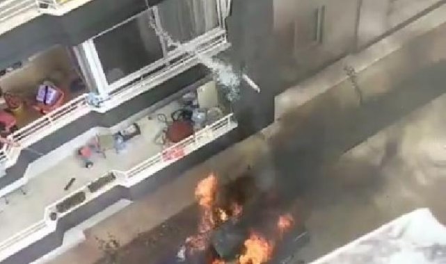 Yanan araca, balkondan kova ile su dökerek müdahale etti