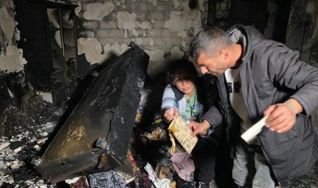 Yanan evlerinde, 3'ünü de SMA'dan kaybettikleri çocuklarının fotoğraflarını aradılar