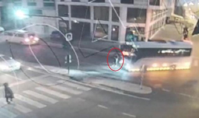 Yaya geçidinde midibüs çarpan Esra öldü; kaza anı kamerada