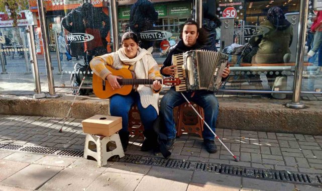 Yaz kış demeden sanatlarını devam ettiriyorlar