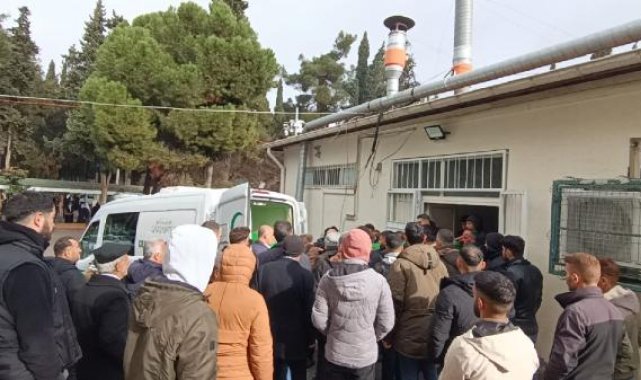 Yemek siparişi götürürken refüje çarpan motosikletli öldü