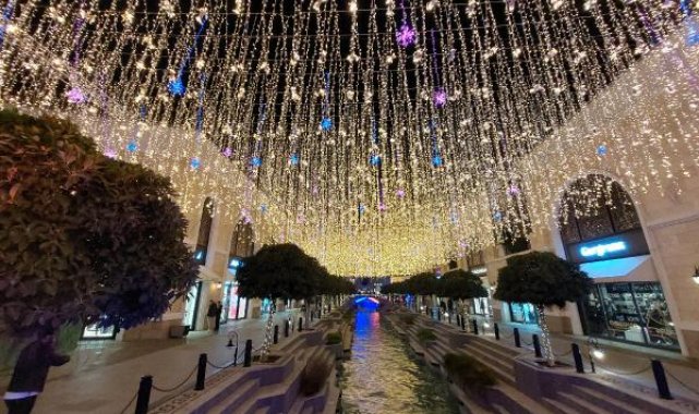 Yılbaşı için otellerin ışıl ışıl olduğu Antalya'da Avrupalı ve Rus turist yoğunluğu