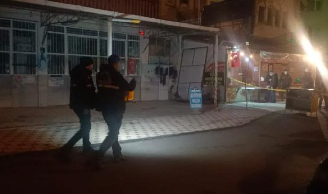 Yol kenarında bıçaklanmış halde bulundu, hastanede öldü