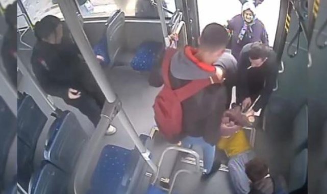 Yol kenarında fenalaşan kadını hastaneye, belediye otobüsünün şoförü yetiştirdi