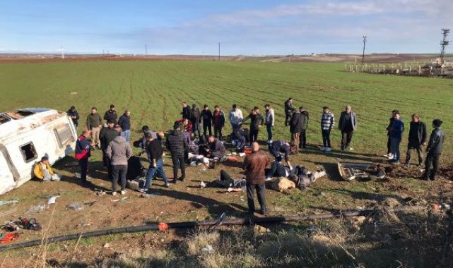 Yolcu minibüsü şarampole yuvarlandı: 4'ü ağır 16 yaralı