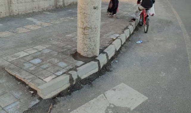 Yolda kalan elektrik direğine çözüm olarak kaldırım genişletildi