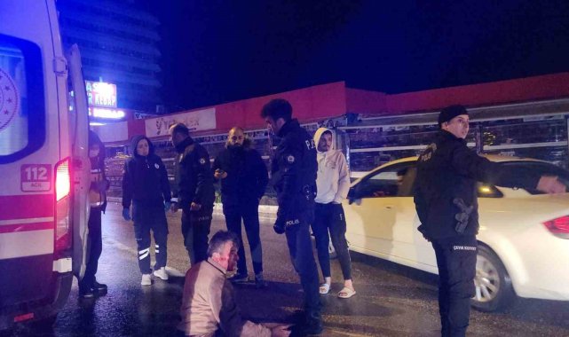 Yolun karşısına geçmeye çalışan şahsa ticari taksi çarptı: 1 yaralı