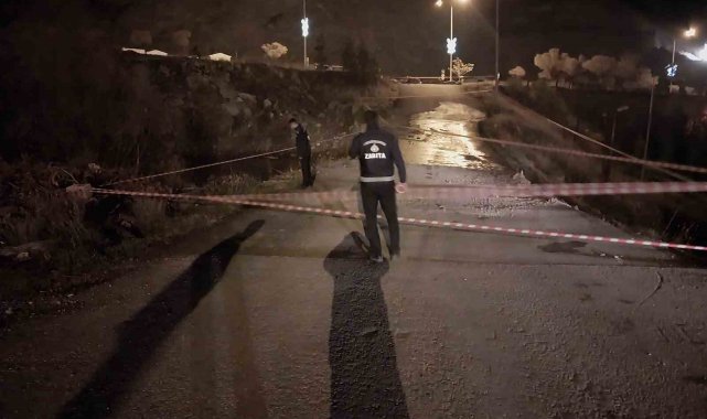 Zabıta ekipleri buzlanan yolda önlem aldı