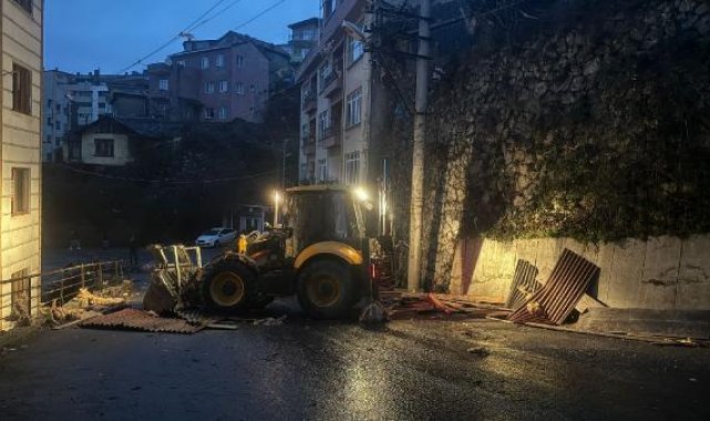 Zonguldak'ta fırtına; çatılar uçtu, denizde büyük dalgalar oluştu