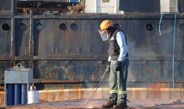 Zonguldak'ta karaya oturan geminin söküm çalışması başladı