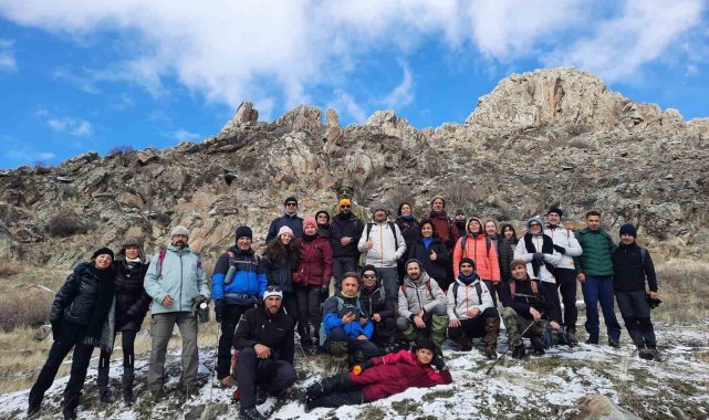 40 kişilik ekip Gönül Dağı'nın zirvesine tırmanarak dev Türk bayrağı açtı