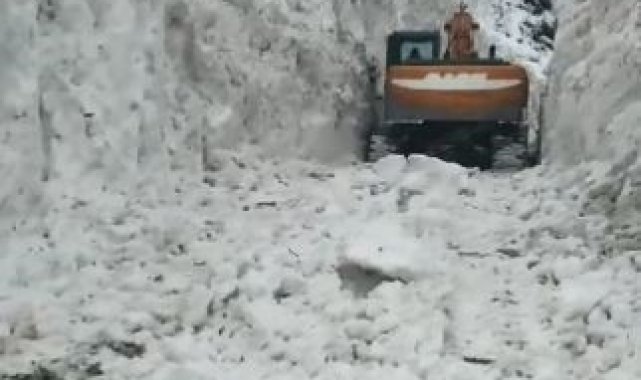 5 metreyi aşan karı yararak köy yolunu ulaşıma açtılar