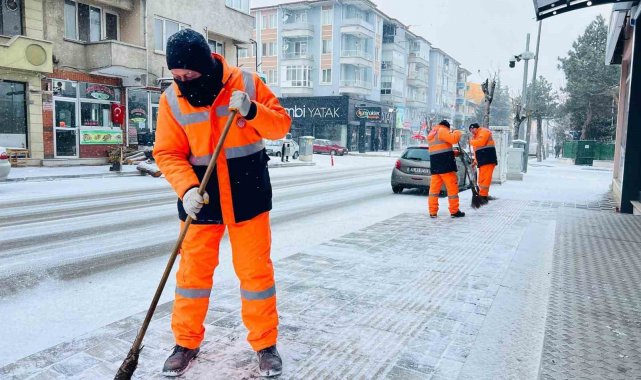 Afyonkarahisar'da karla mücadele devam ediyor