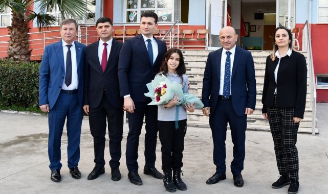 Altınova'da öğrencilerin karne sevinci