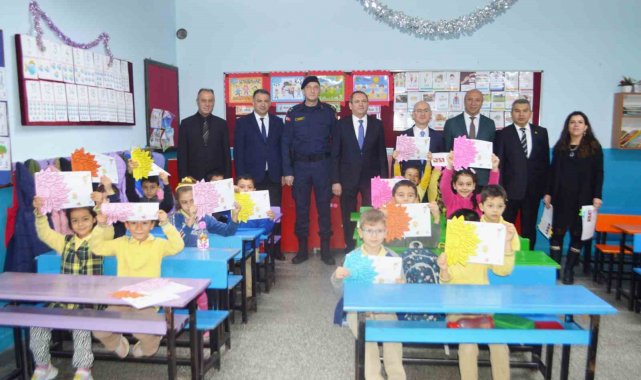 Ayvalık'ta öğrencilerin karne heyecanı