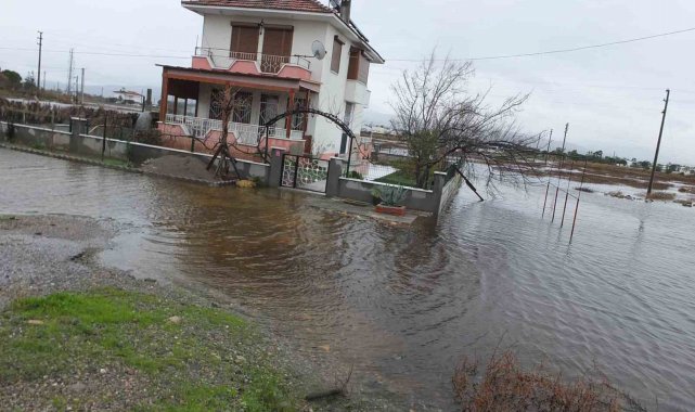 Balıkesir'de yazlıkları su bastı