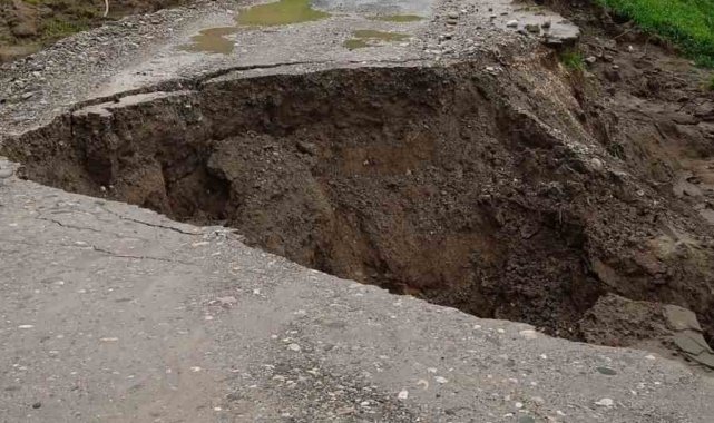 Batman'da heyelandan kapanan köy yolları ulaşıma açıldı