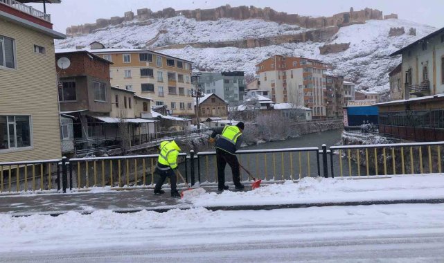 Bayburt Belediyesinin yoğun kar mesaisi devam ediyor
